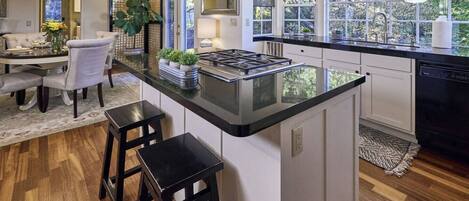 Geladeira, micro-ondas, fogão, cooktop