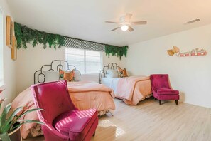 4 habitaciones, tabla de planchar con plancha y cuna de viaje 