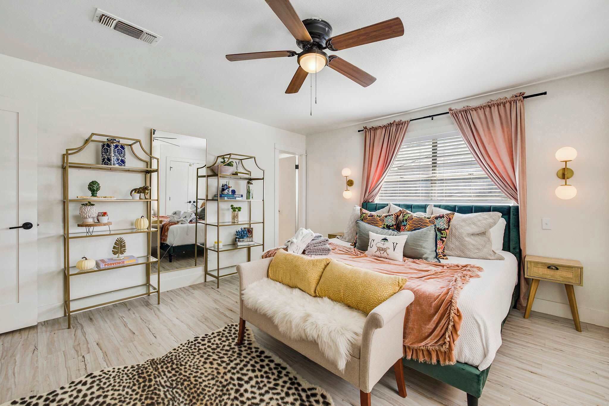 4 chambres, fer et planche à repasser, lit parapluie, Wi-Fi gratuit