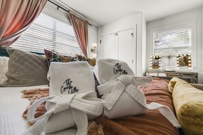 4 bedrooms, desk, iron/ironing board, travel crib