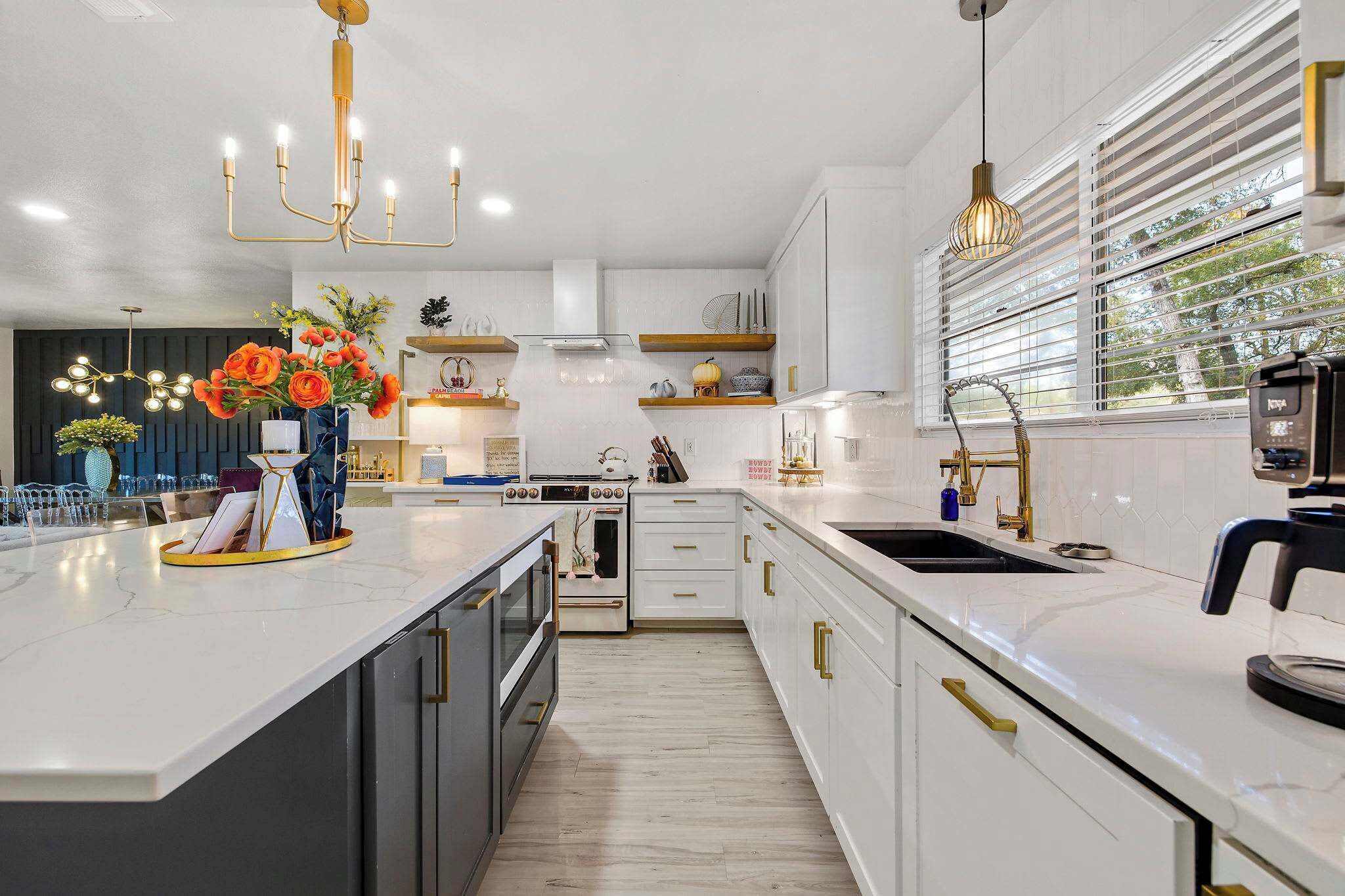 Réfrigérateur, four à micro-ondes, un four, surface de cuisson