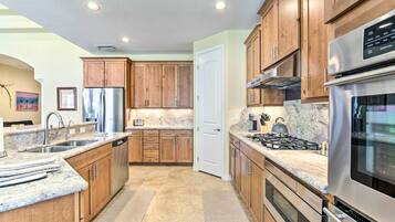 Fridge, microwave, stovetop, dishwasher