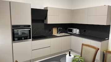 Departamento | Cocina privada | Refrigerador, microondas, horno y parrilla de estufa