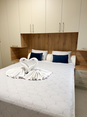 Apartment | 2 bedrooms, iron/ironing board, free WiFi, bed sheets