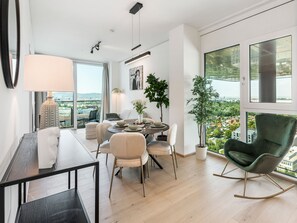 Penthouse ejecutivo, 1 habitación, acceso a la alberca, vista a la ciudad | Área de sala de estar | Smart TV de 55 pulgadas con canales por cable, televisión y Netflix 