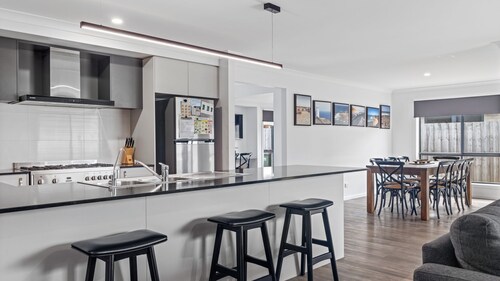 Albatross Retreat -  A Stylish New Modern Home