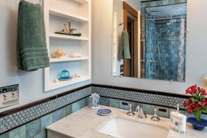 Combined shower/bathtub, hair dryer, towels