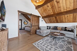 Smart TV, chimenea y estéreo