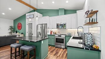 Réfrigérateur, micro-ondes, four, plaque de cuisson