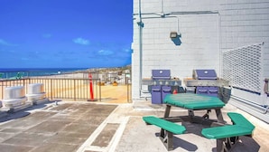 Terrace/patio - Modern 1bd Oceanfront view with parking and pool (San Diego)