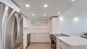 Private kitchen - Modern 1bd Oceanfront view with parking and pool (San Diego)