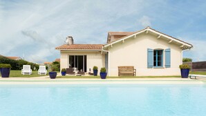 A house with a swimming pool, a patio with lounge chairs, and a garden. - Les Villas de Fontenelles (Apremont)