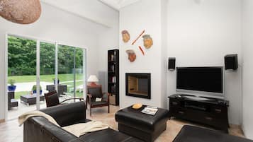 80-cm flat-screen TV with cable channels, TV, fireplace