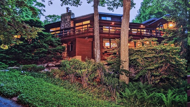 A modern house surrounded by lush greenery. - TREETOPS house! AUG openings! A Reunion/Retreat estate! Seasonal POOL! Sleeps 12 (Guilford)