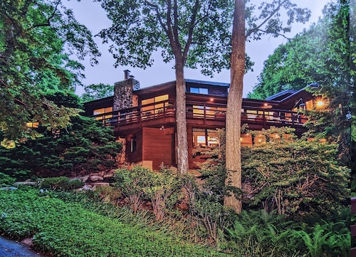 A spacious TREETOPS Reunion/ Retreat/Event venue! Sleeps 10-12. Seasonal POOL!