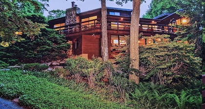 A spacious TREETOPS Reunion/ Retreat/Event venue! Sleeps 10-12. Seasonal POOL!