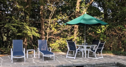 A TREETOPS Retreat! Sleeps 10-12, perfect for large gatherings. Seasonal POOL!