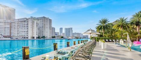 Piscine à débordement