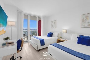 Schreibtisch, Bügeleisen/Bügelbrett, Reisekinderbett, WLAN