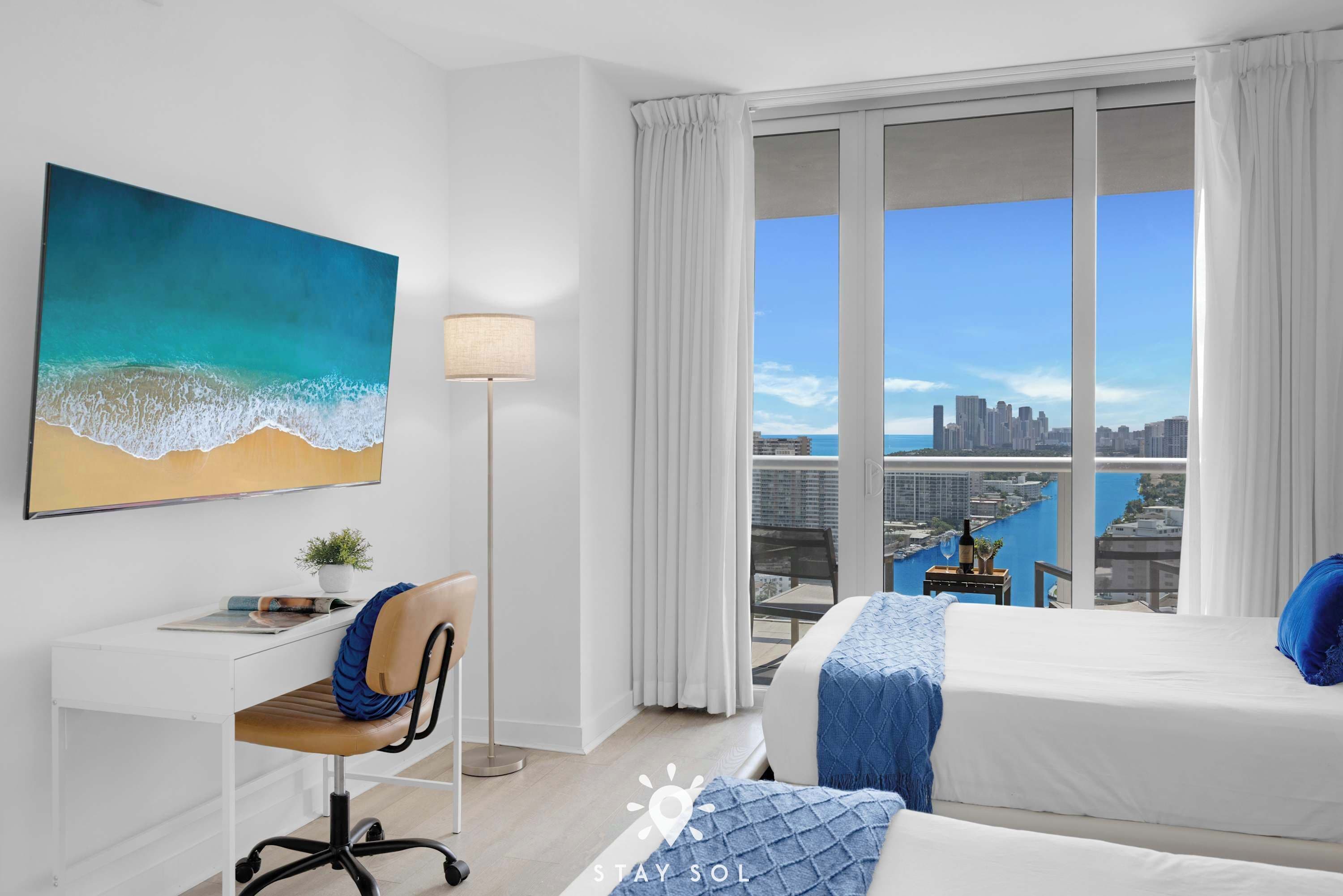 Een bureau, een strijkplank/strijkijzer, reisbedje, wifi