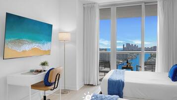 Een bureau, een strijkplank/strijkijzer, reisbedje, wifi