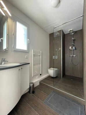 Een douche, een haardroger, handdoeken, zeep