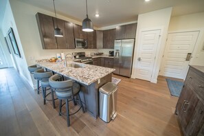 Een koelkast, een microgolfoven, een oven, een kookplaat