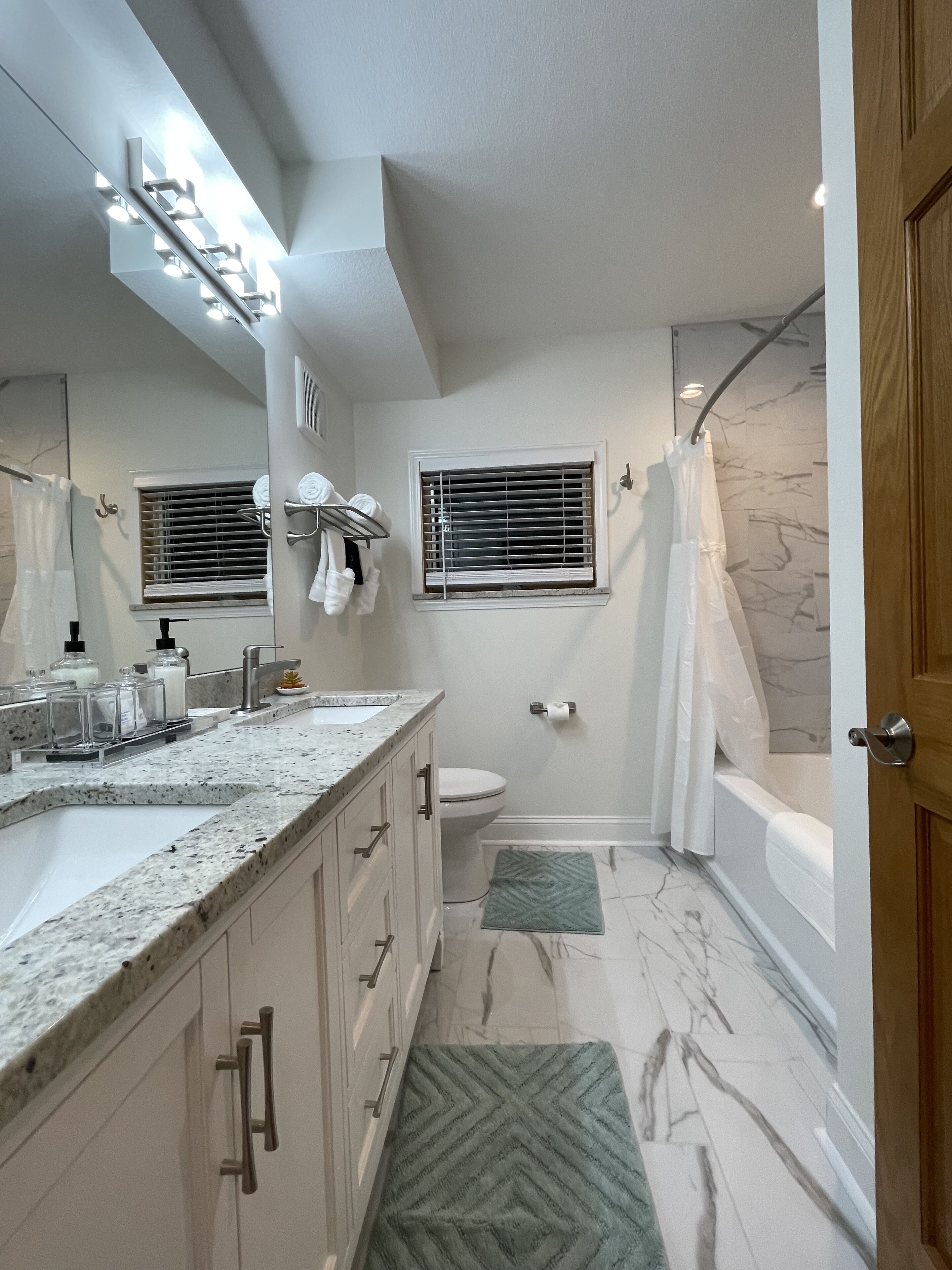 Combined shower/tub, rainfall showerhead, hair dryer, towels