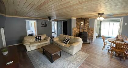 Remodeled Cottage close to ATV/Snowmobile Trails, and Ausable River