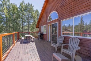 Outdoor dining - < 8 Mi to Donner Lake: Home w/ Deck + Balcony! (Truckee)