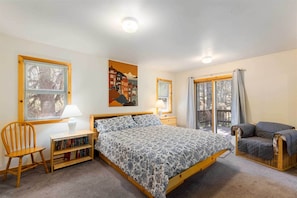 3 bedrooms, WiFi, bed sheets - < 8 Mi to Donner Lake: Home w/ Deck + Balcony! (Truckee)