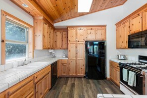 Fridge, microwave, stovetop, dishwasher