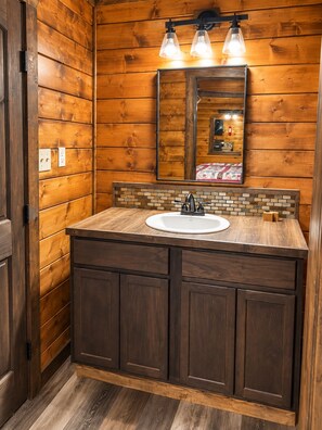 Unclassified image, 3 of 11, button - Charming 1-Bedroom Log Cabin – Ideal for Romantic Getaways! (Broken Bow)