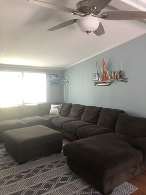 Living area - Quiet Getaway close to the river, beach and the base (Sneads Ferry)