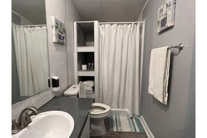 Bathroom - Quiet Getaway close to the river, beach and the base (Sneads Ferry)