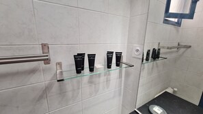 Douche, sèche-cheveux, serviettes fournies, savon