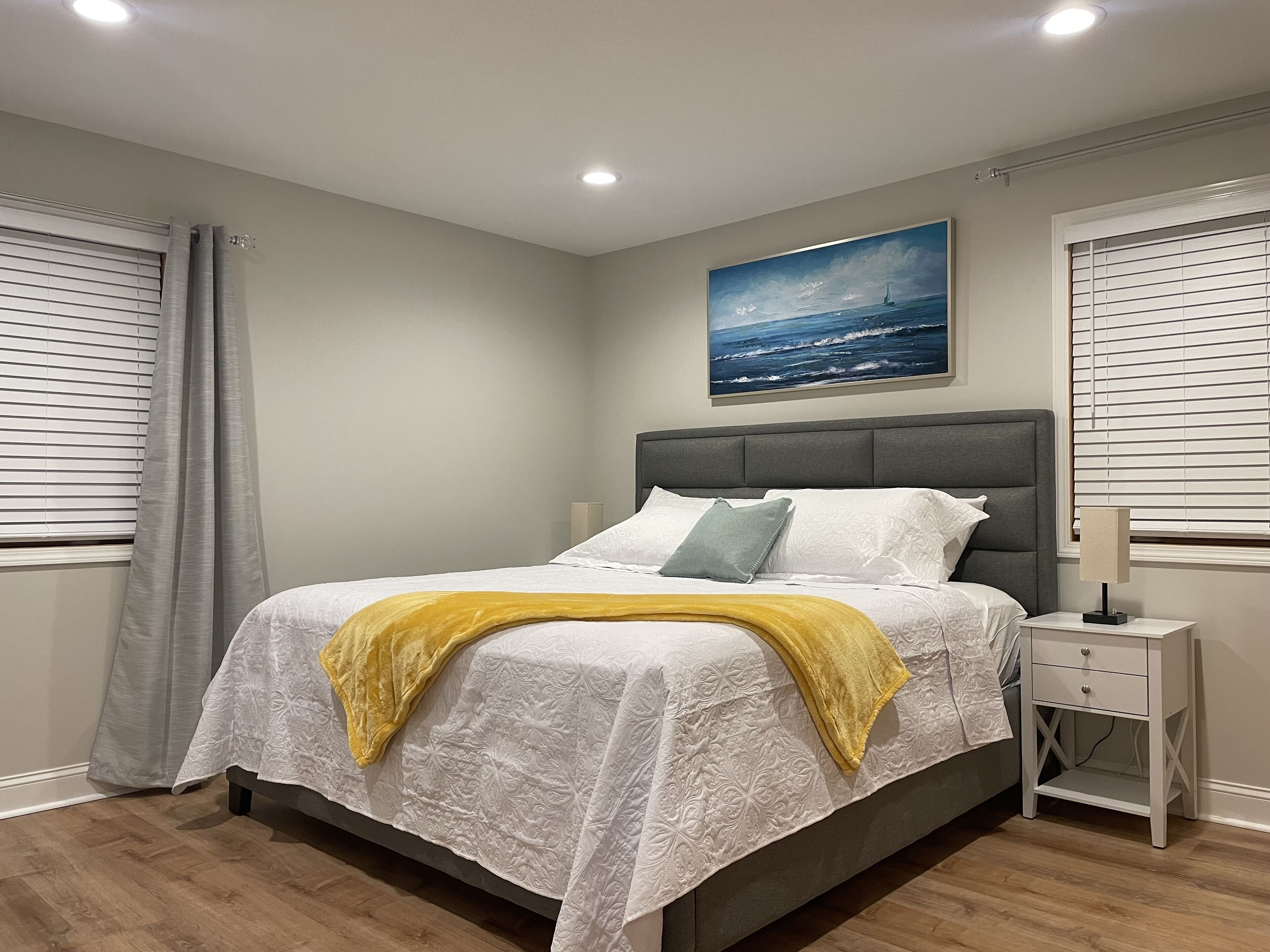 2 chambres, bureau, fer et planche à repasser, lit parapluie