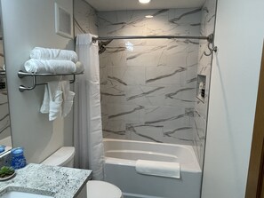 Douche, séchoir à cheveux, serviettes fournies, savon