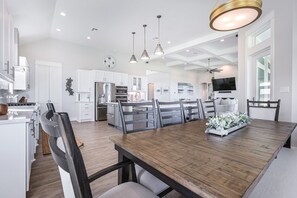 Dining - SEASHELLS BY THE SEASHORE - Beautiful beachfront, sleeps 12! (Port Bolivar)