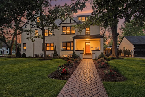 Hot Tubs | Game Room | Saunas | Theater | Walk Stadium/Downtown/Park | Decks
