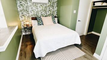 1 habitación, tabla de planchar con plancha y cuna de viaje