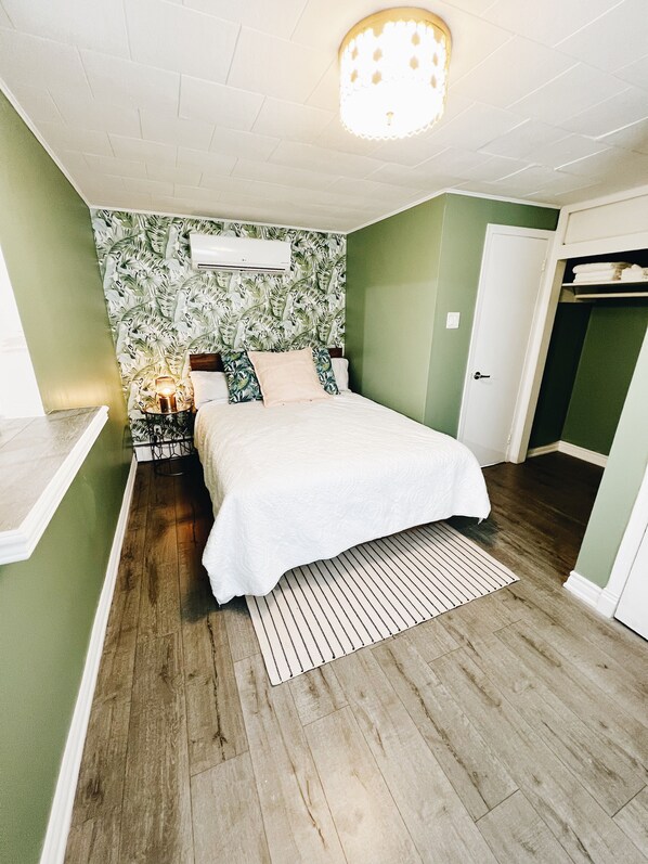 1 chambre, fer et planche à repasser, lit de bébé portatif