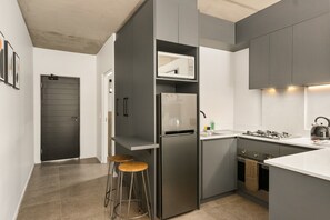 Fridge, microwave, oven, stovetop - Studio Apartment in Trendy Hyde Park (Johannesburg)