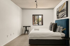 2 chambres, coffres-forts dans les chambres, fer et planche à repasser