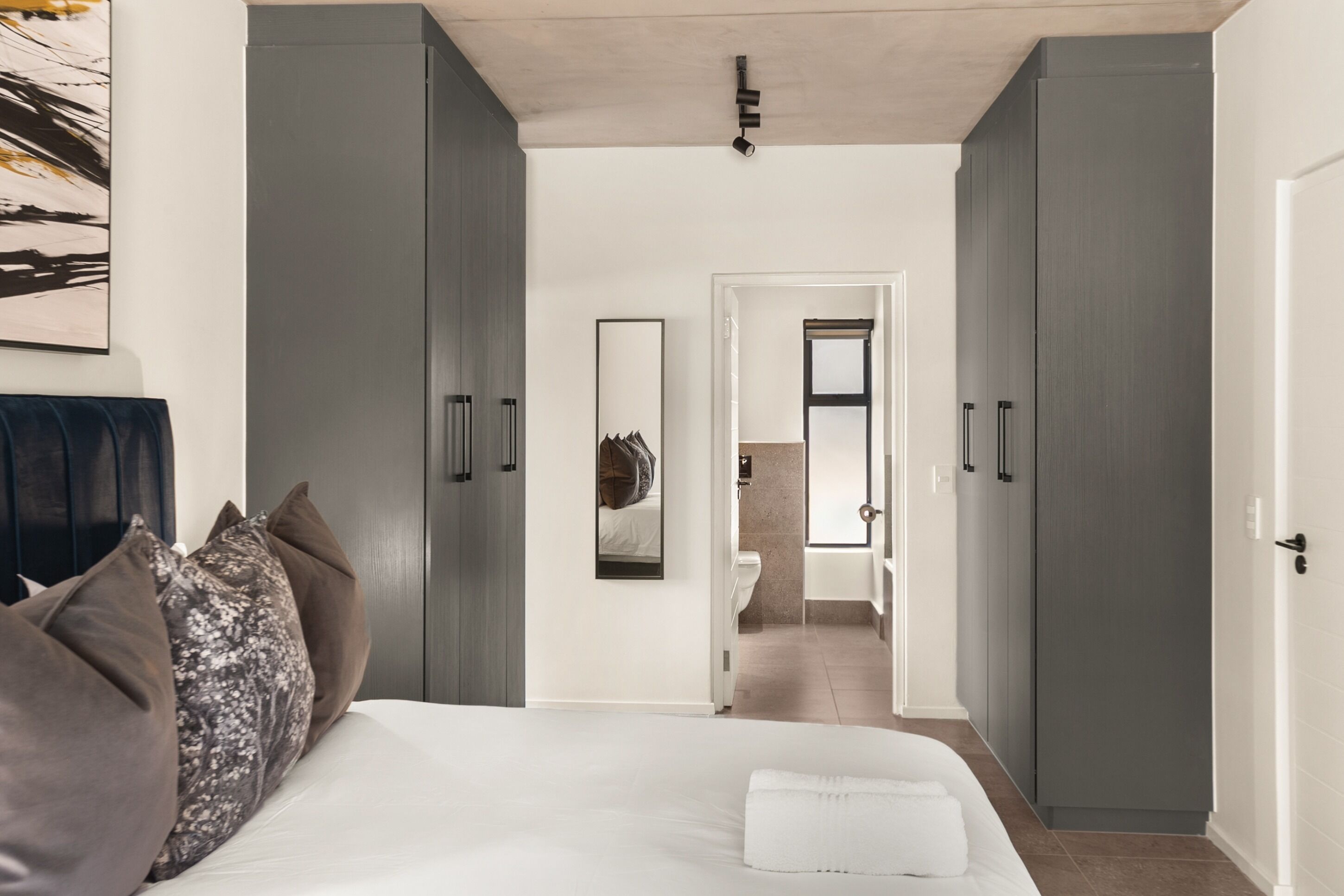 2 chambres, coffres-forts dans les chambres, fer et planche à repasser