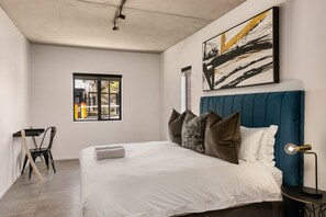 2 chambres, coffres-forts dans les chambres, fer et planche à repasser