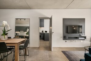 Dining - The Cozy Hyde l 2 Bed
(Johannesburg)