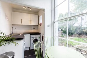 Shared kitchen - Oakfield Place Townhouse (Bristol)