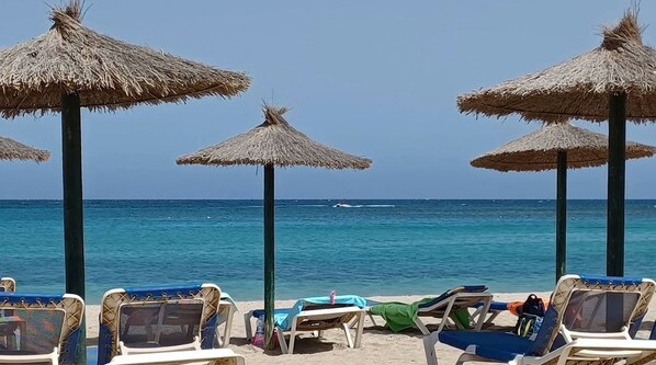 Beach nearby, sun-loungers, beach towels