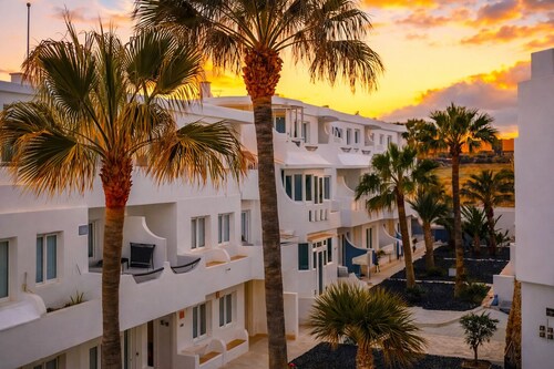 🌊 Ocean View Apartment • Sunny Balcony • Near the Coast